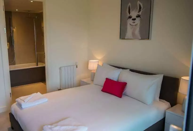 Thames View 2 Bed Apartment With Balcony