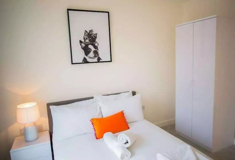Thames View 2 Bed Apartment With Balcony