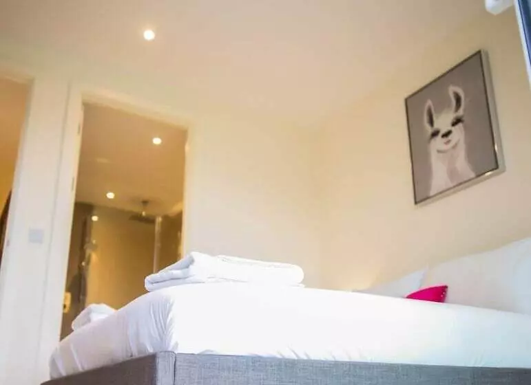 Thames View 2 Bed Apartment With Balcony