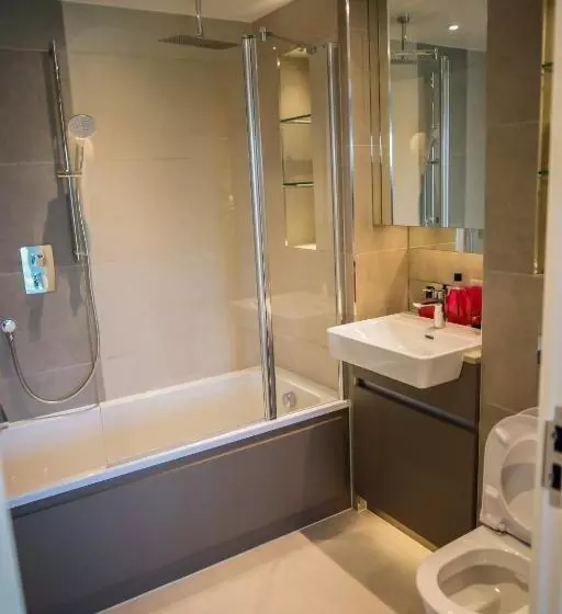 Thames View 2 Bed Apartment With Balcony
