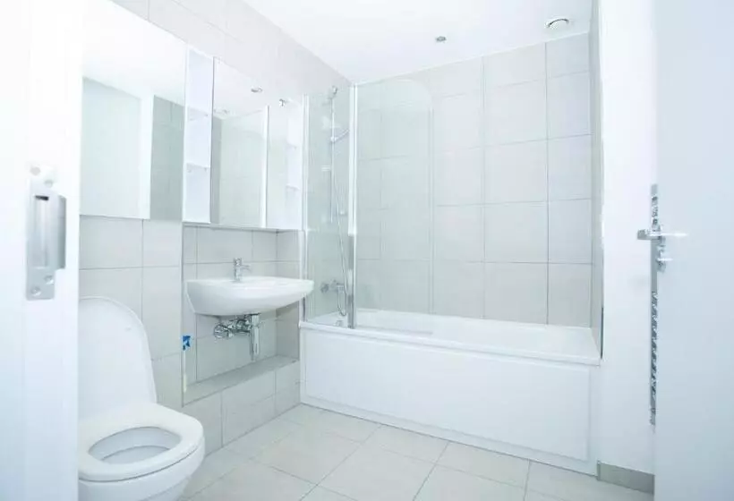 Thames View 2 Bed Apartment With Balcony