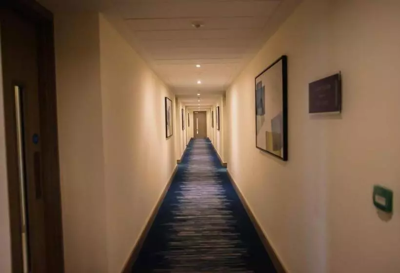 Thames View 2 Bed Apartment With Balcony