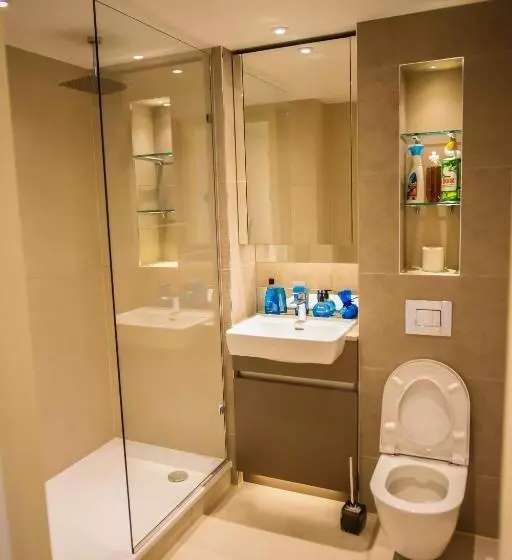 Thames View 2 Bed Apartment With Balcony