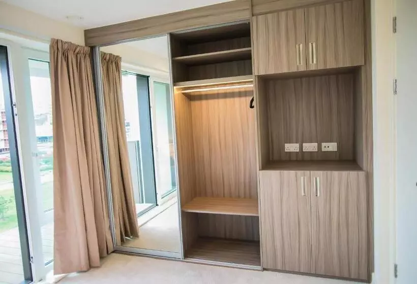 Thames View 2 Bed Apartment With Balcony