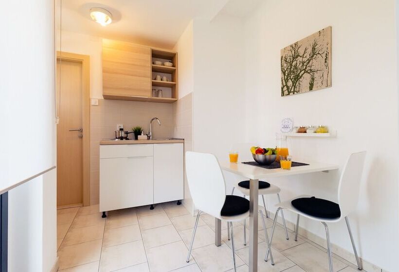 بنسيون Rooms & Apartments Karlo