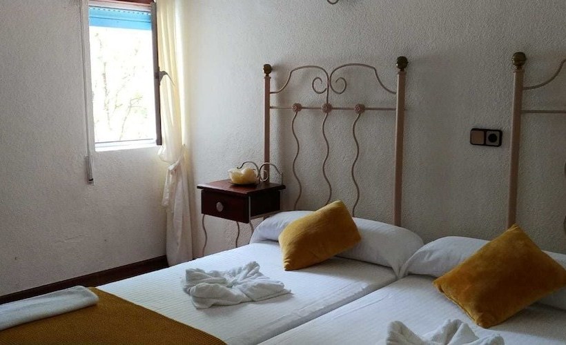 פנסיון Hostal & Restaurante Miralpas