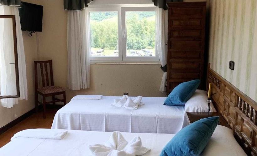 פנסיון Hostal & Restaurante Miralpas