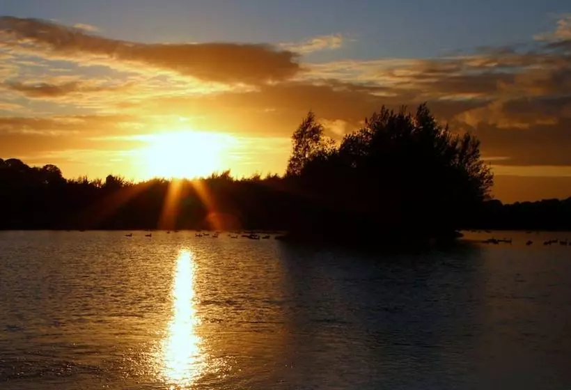 هتل Camping Pod Near Lakecampsite