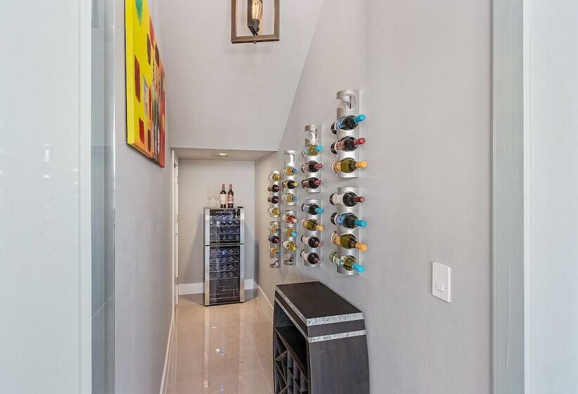 Villa Cosmopolitan By Vacationhit