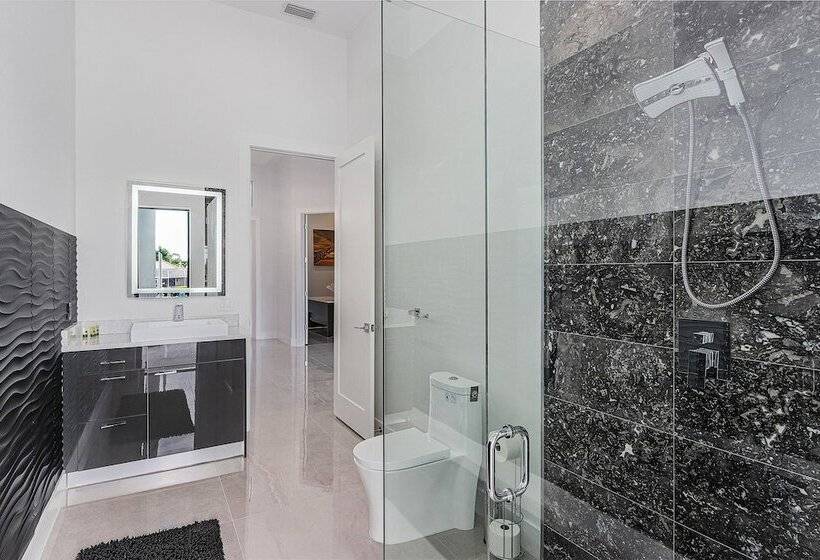 Villa Cosmopolitan By Vacationhit