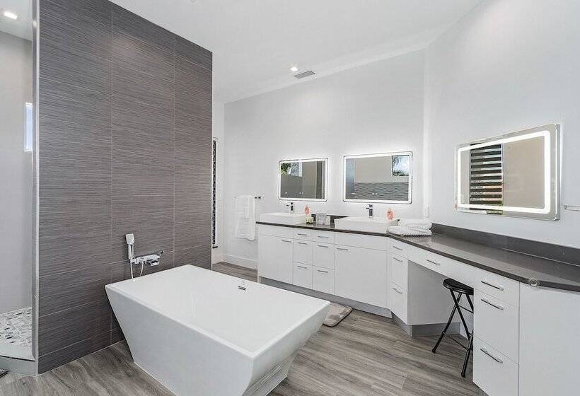 Villa Cosmopolitan By Vacationhit