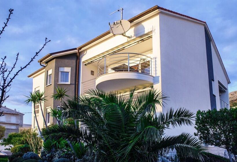 Apartment And Rooms Ana