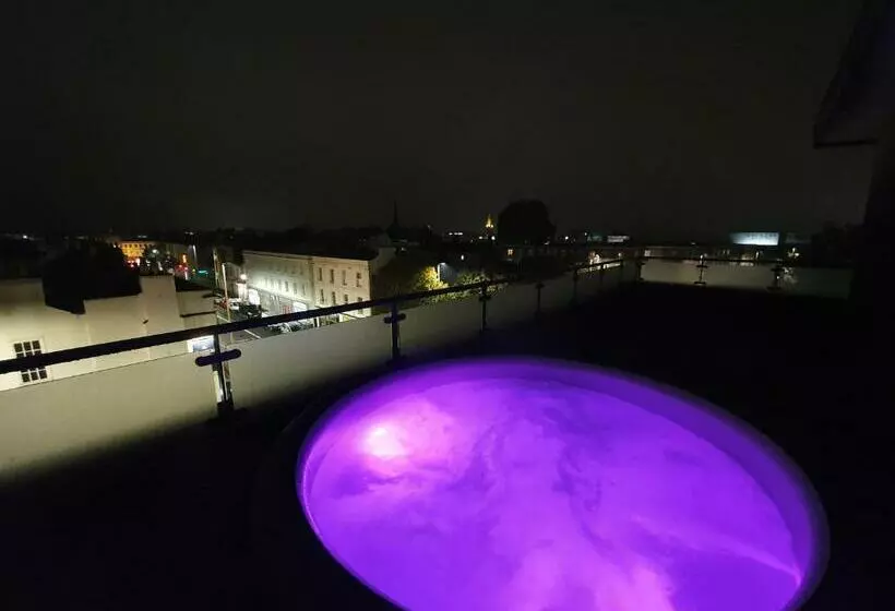 Central Penthouse With Hot Tub & Views 23