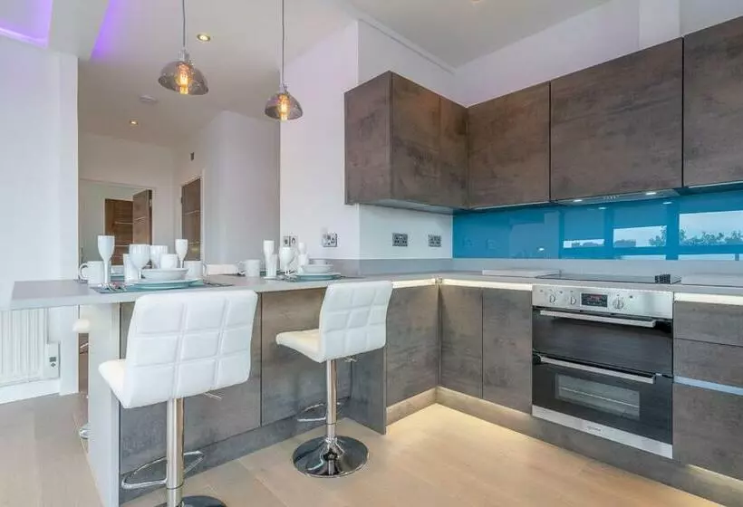 Central Penthouse With Hot Tub & Views 23