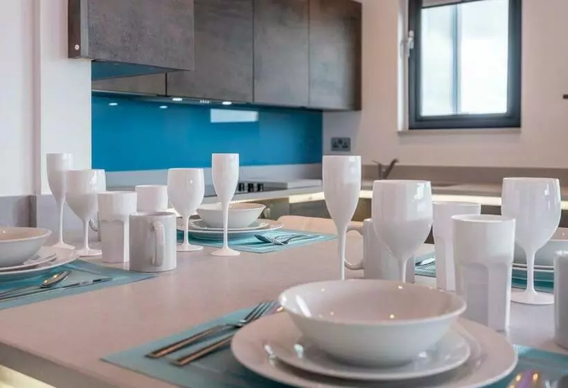 Central Penthouse With Hot Tub & Views 23