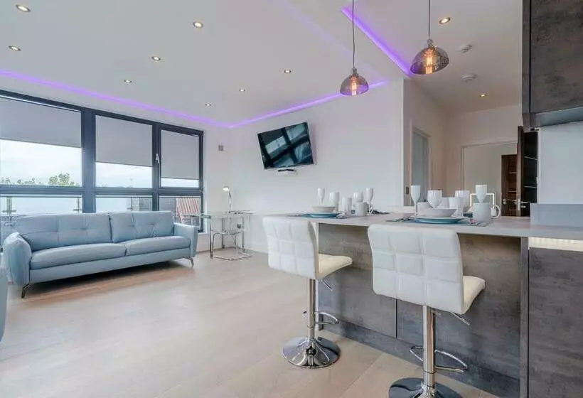 Central Penthouse With Hot Tub & Views 23