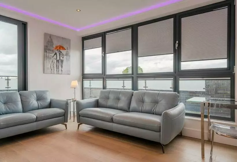 Central Penthouse With Hot Tub & Views 23