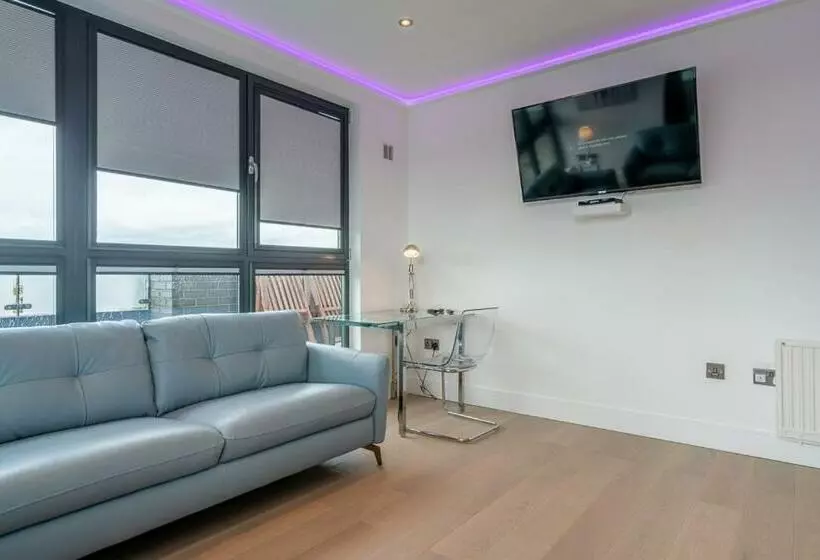 Central Penthouse With Hot Tub & Views 23