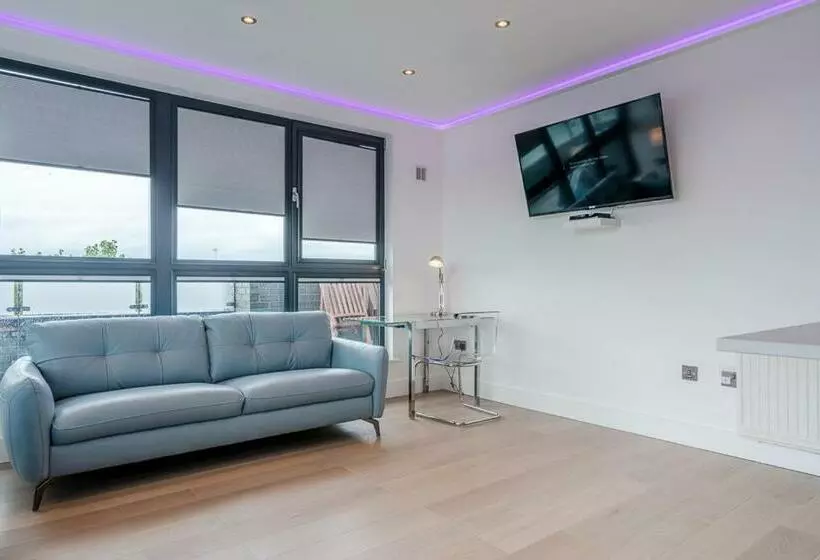 Central Penthouse With Hot Tub & Views 23