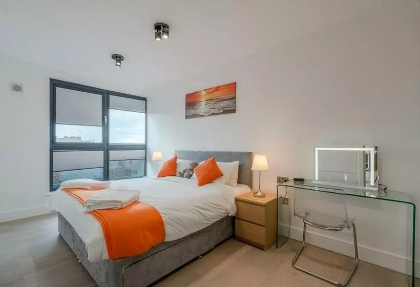Central Penthouse With Hot Tub & Views 23