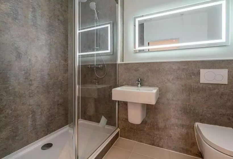Central Penthouse With Hot Tub & Views 23