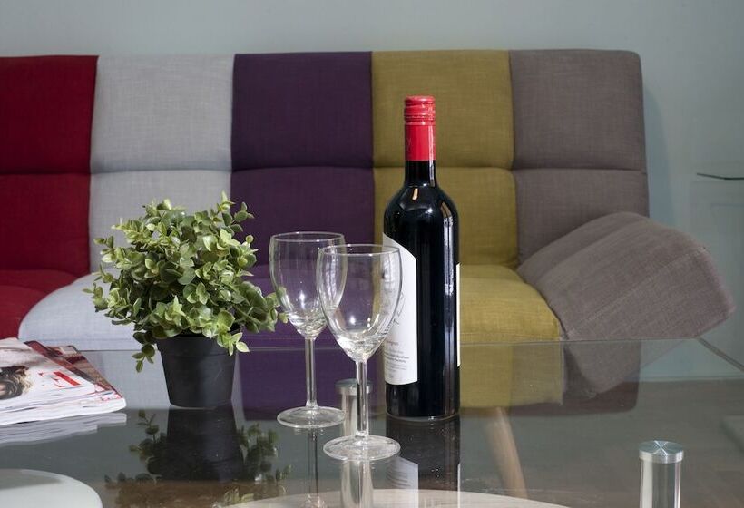 Patision, A Modern & Comfortable Apartment