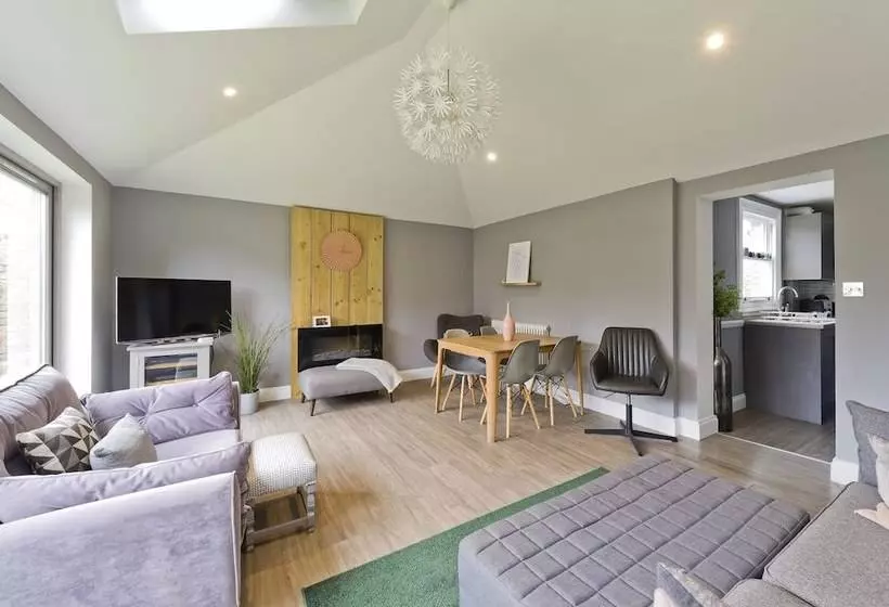 Stylish Family Home By Twickenham Stadium By Underthedoormat