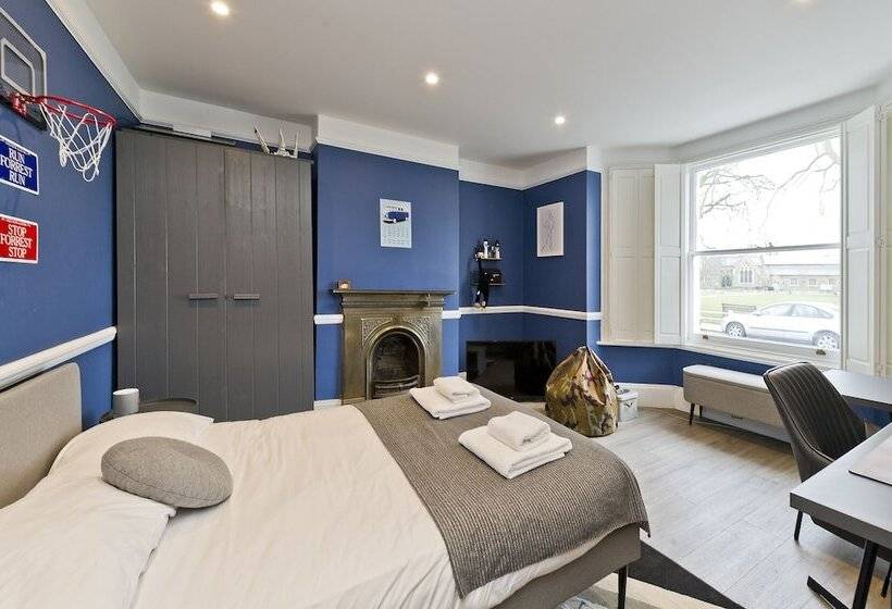 Stylish Family Home By Twickenham Stadium By Underthedoormat