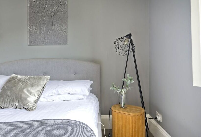 Stylish Family Home By Twickenham Stadium By Underthedoormat