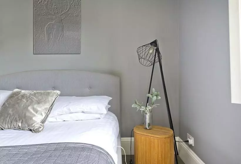 Stylish Family Home By Twickenham Stadium By Underthedoormat