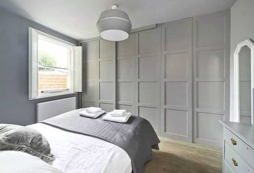 Stylish Family Home By Twickenham Stadium By Underthedoormat