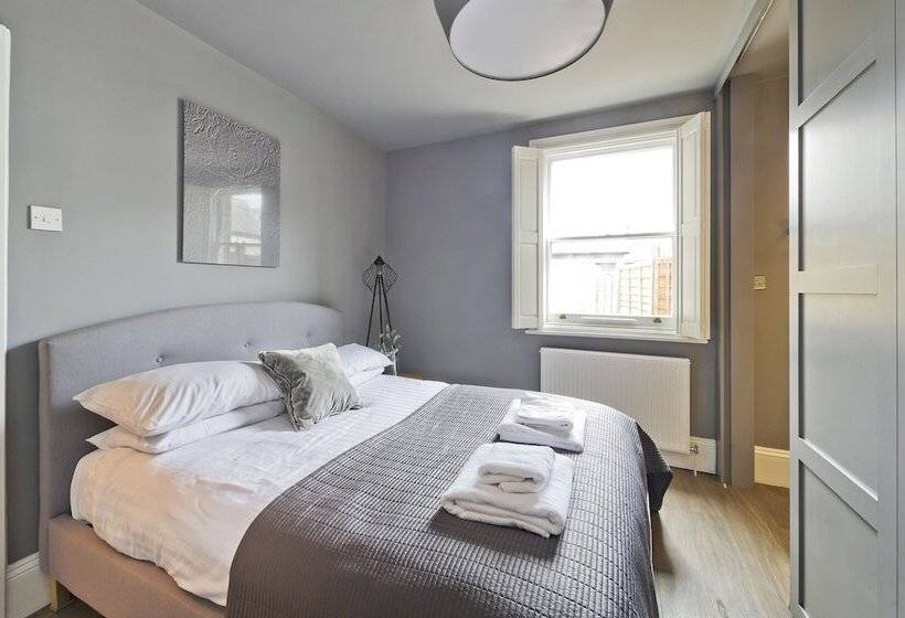 Stylish Family Home By Twickenham Stadium By Underthedoormat