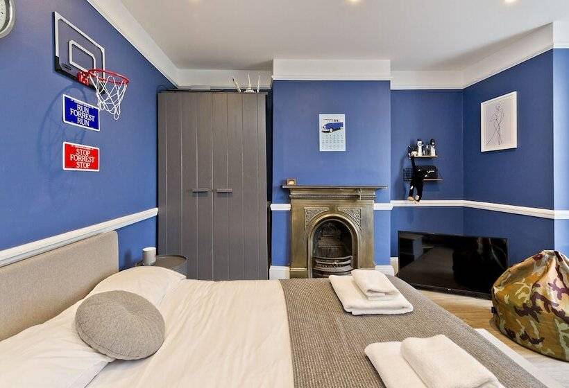 Stylish Family Home By Twickenham Stadium By Underthedoormat