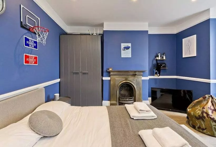 Stylish Family Home By Twickenham Stadium By Underthedoormat