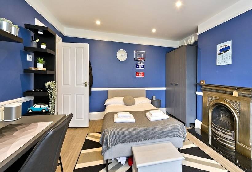 Stylish Family Home By Twickenham Stadium By Underthedoormat