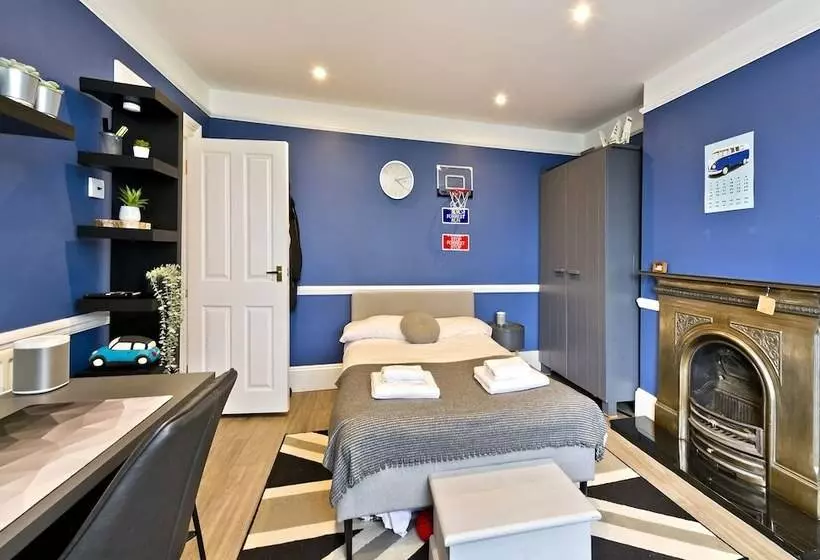 Stylish Family Home By Twickenham Stadium By Underthedoormat