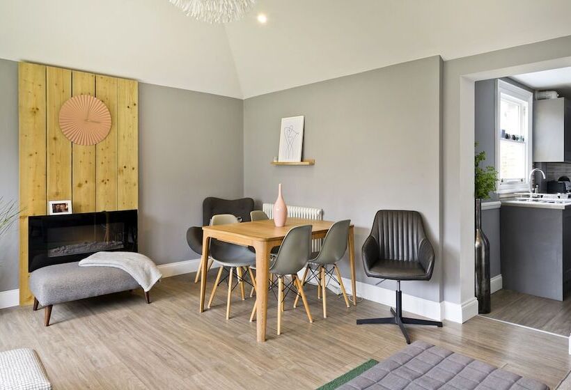 Stylish Family Home By Twickenham Stadium By Underthedoormat