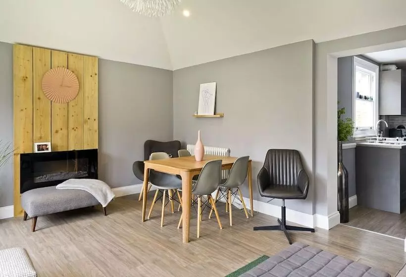 Stylish Family Home By Twickenham Stadium By Underthedoormat