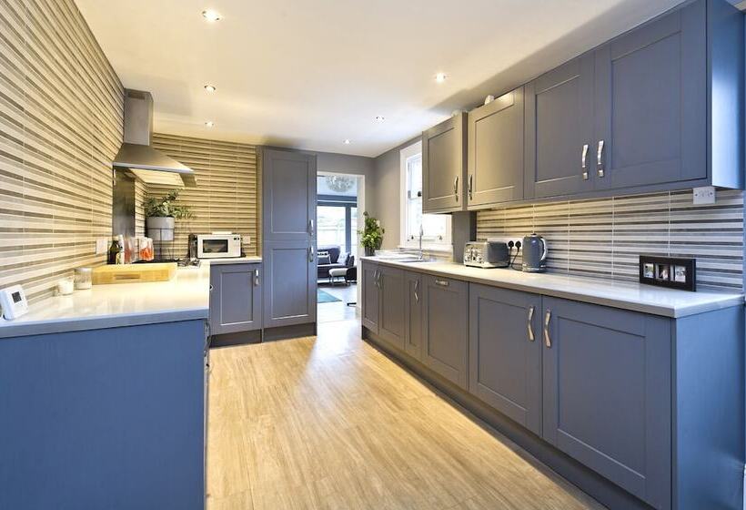 Stylish Family Home By Twickenham Stadium By Underthedoormat