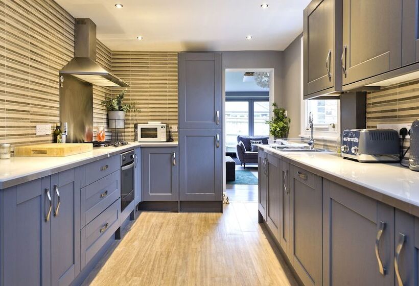 Stylish Family Home By Twickenham Stadium By Underthedoormat