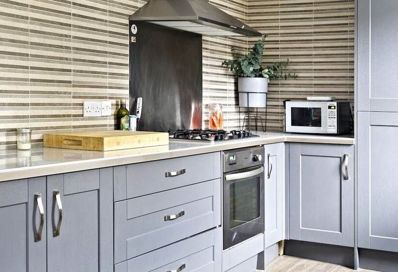 Stylish Family Home By Twickenham Stadium By Underthedoormat