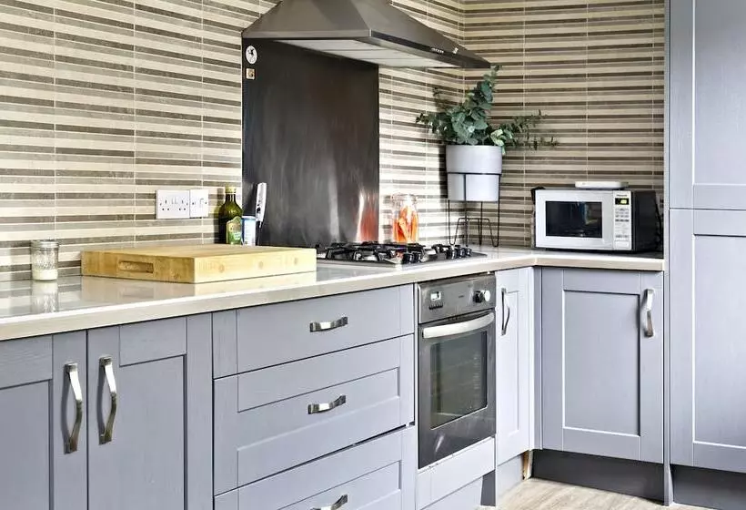 Stylish Family Home By Twickenham Stadium By Underthedoormat