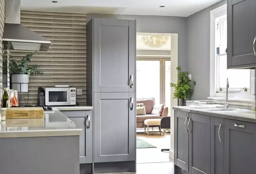 Stylish Family Home By Twickenham Stadium By Underthedoormat