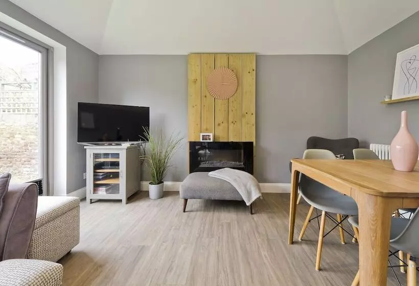 Stylish Family Home By Twickenham Stadium By Underthedoormat