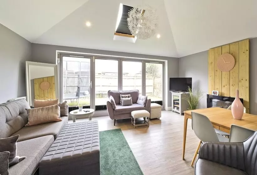 Stylish Family Home By Twickenham Stadium By Underthedoormat