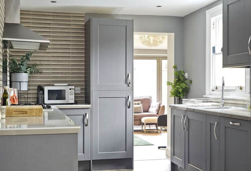 Stylish Family Home By Twickenham Stadium By Underthedoormat