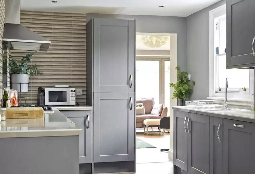 Stylish Family Home By Twickenham Stadium By Underthedoormat