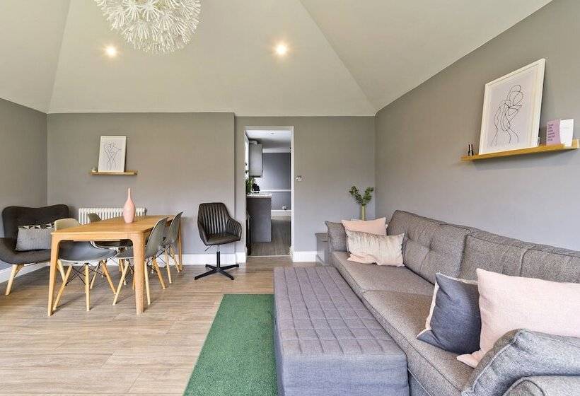 Stylish Family Home By Twickenham Stadium By Underthedoormat