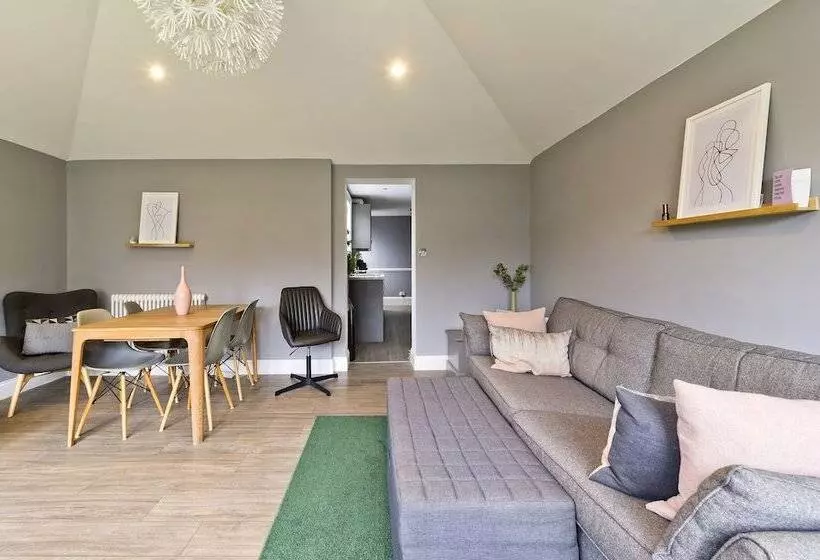Stylish Family Home By Twickenham Stadium By Underthedoormat