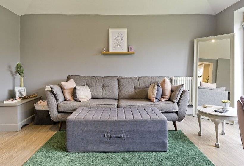 Stylish Family Home By Twickenham Stadium By Underthedoormat